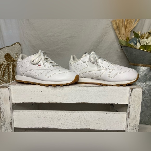 EUC. REEBOK Classic Leather Athletic Shoes, Little Kid’s, White / Gum, Size 10 - Picture 7 of 13